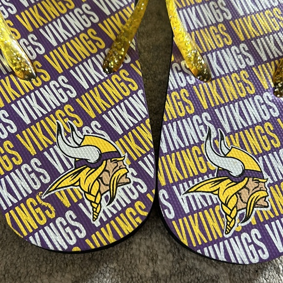 Minnesota Vikings Flip-flops.  Just in time for FB season!  Great condition sz 9 - Picture 4 of 5